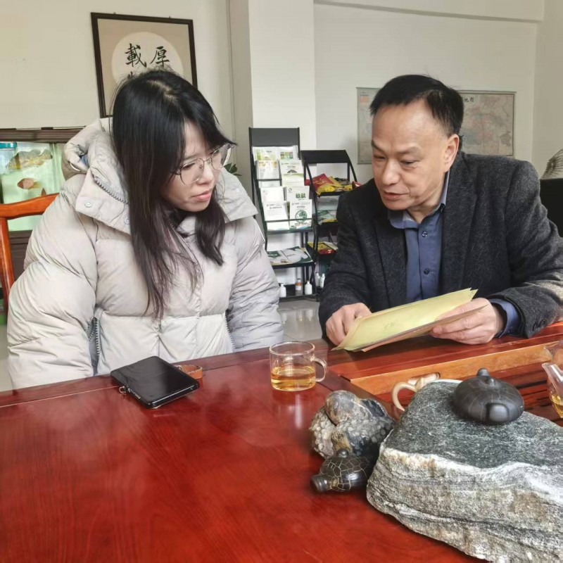 Zhejiang से Mr. Cao ने एक निरीक्षण दौरे के लिए Baosheng फ़ीड फैक्टरी का दौरा किया